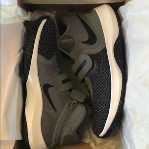 Nike Air Precision II Flyease 4E